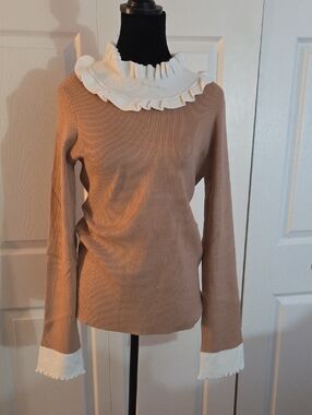 Identity Ruffle Collar Detailed Ribbed Top in Tan and Ivory